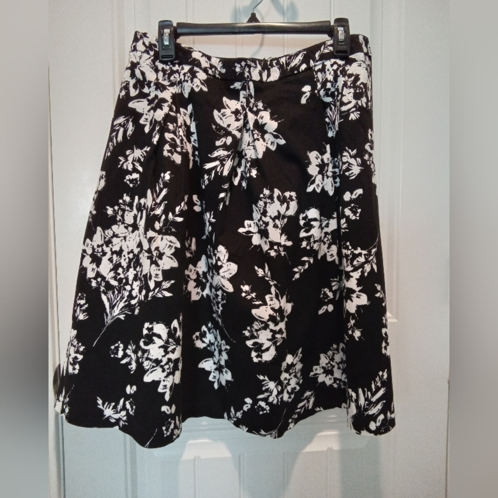 Valerie Stevens Size 12 Floral Black and White Women's A-Line Midi Skirt